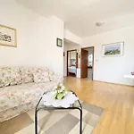 Casa de hóspedes Family Viva Close To The 4*
