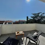 Family Viva Close To The 4* קרק